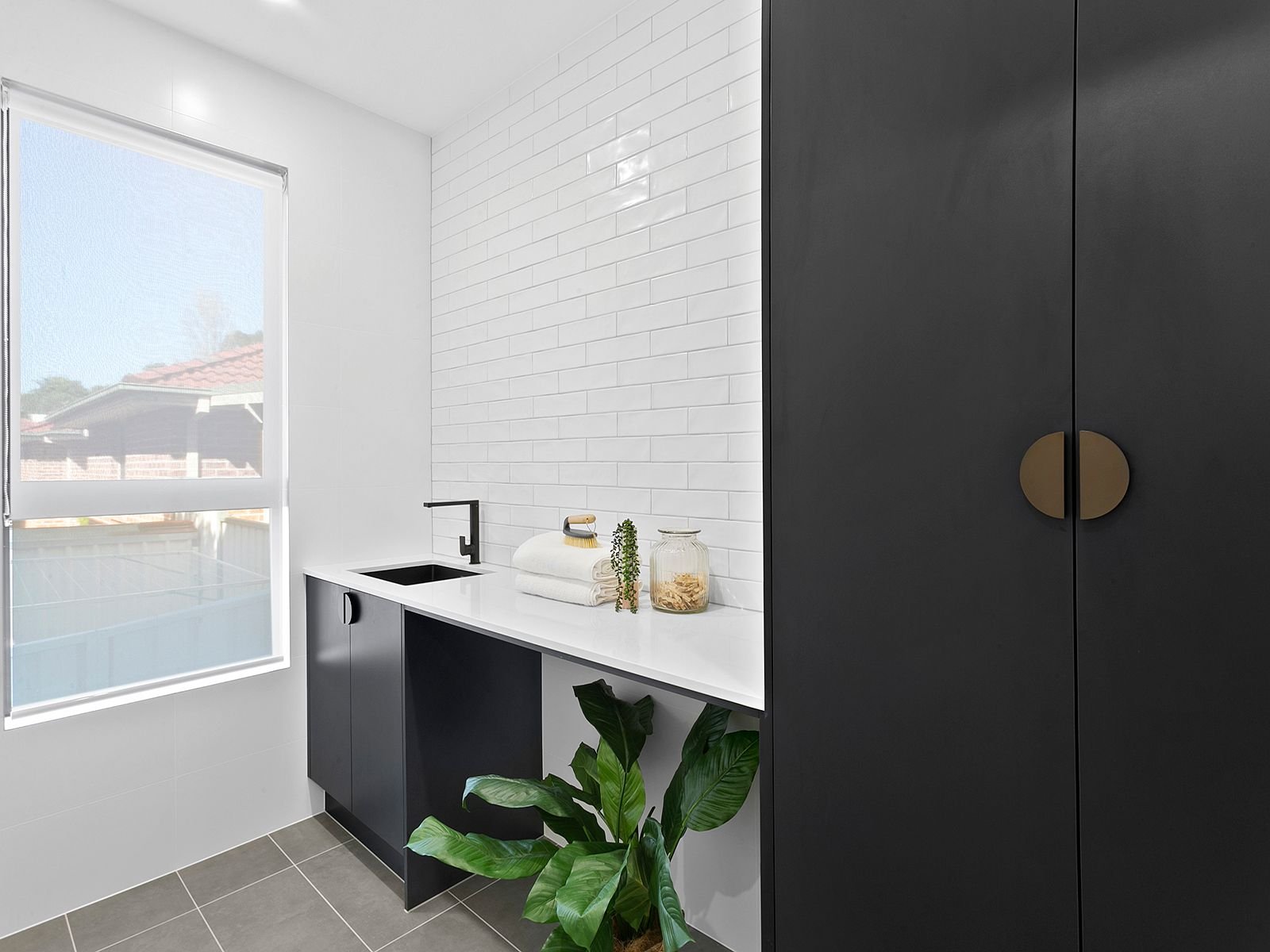 Lisbon St Sylvania Laundry Black SINGLE STOREY
